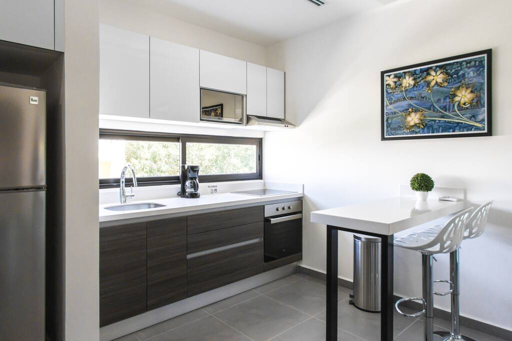 Kitchen with Breakfast Bar