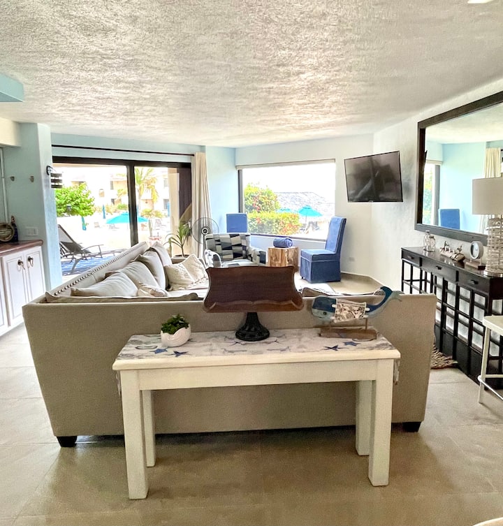 غرفة معيشة فسيحة كبيرة بإطلالة على المحيط