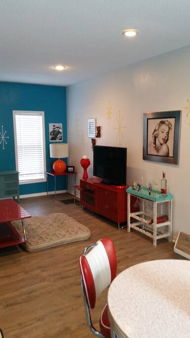 1950's retro room.
Has records,record player and a TV(netflix available).