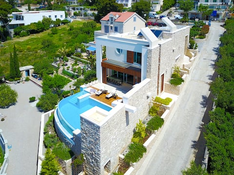 Luxury villa with the infinity pool in Brela