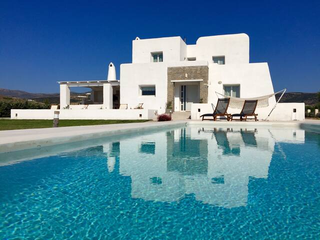 Villa Aria with private pool next to Naoussa gallery image 3