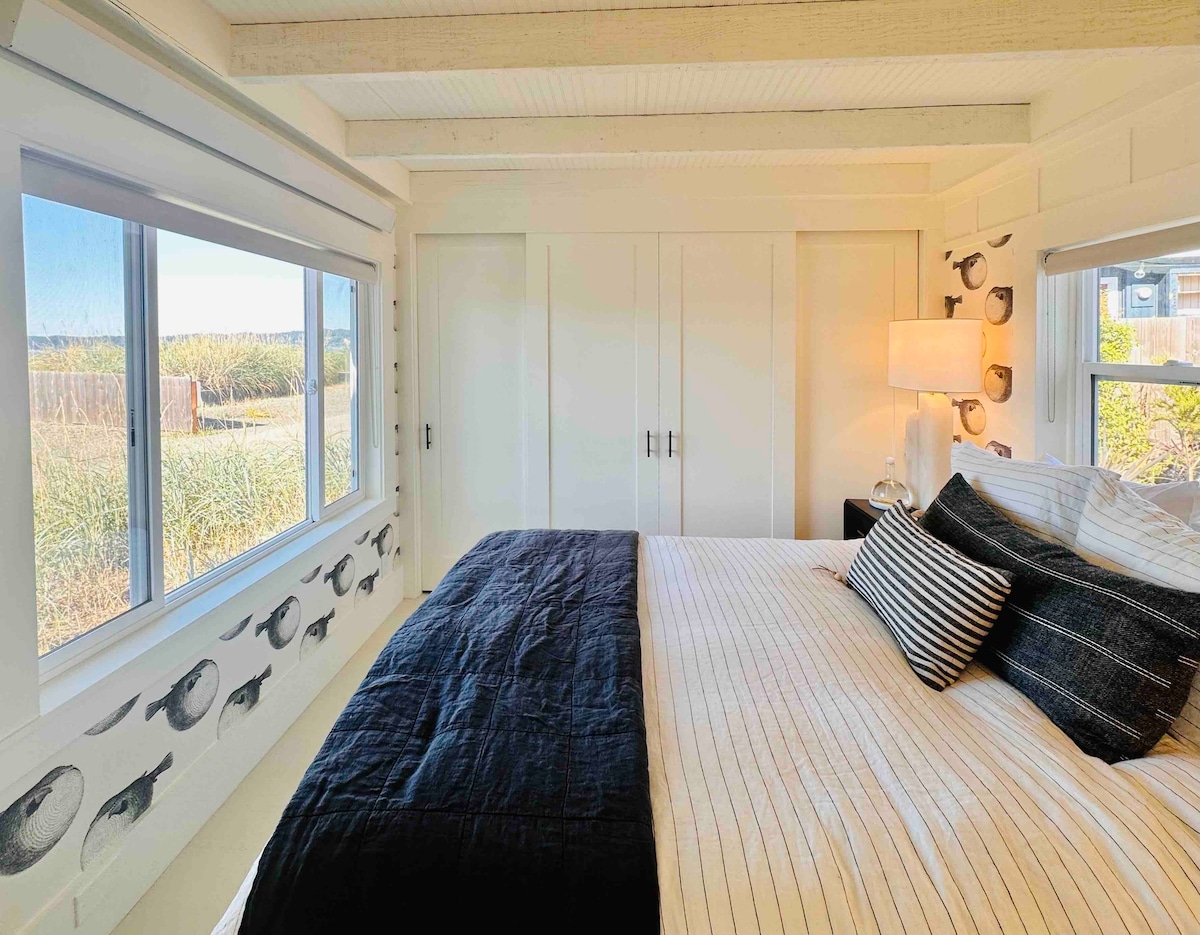 Dormitorio principal, colchón Casper con lujosa ropa de cama de Paracaídas.