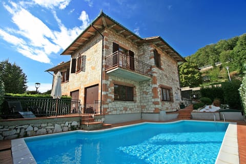 House 7 mins walk to center w/ private pool