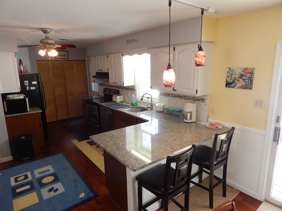 Kitchen and Breakfast Bar
