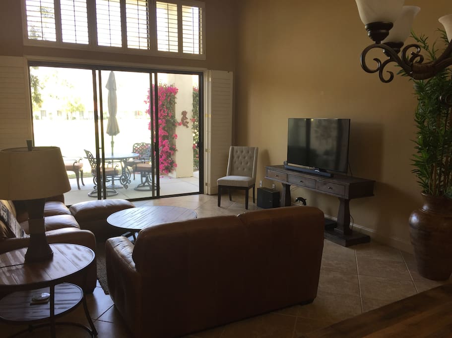 Great room w 55" TV