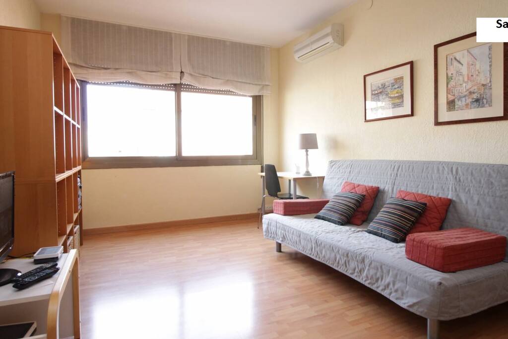 Salon, vista del sofa , estanteria y mesa de trabajo