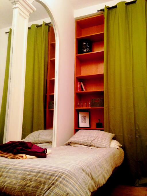 Letto e libreria