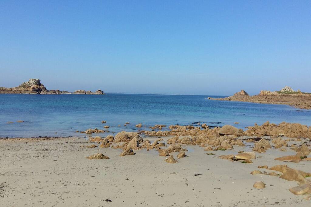 En quelques minutes, vous accédez à pied à la plage de Port Blanc. Plage à moins de cent mètres à vol d'oiseau et environ 200 mètres à pied.