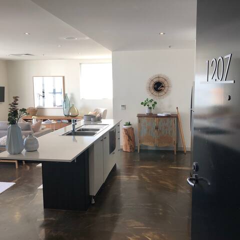 Huge 4-6 person apartment w carpark & gym gallery image 2