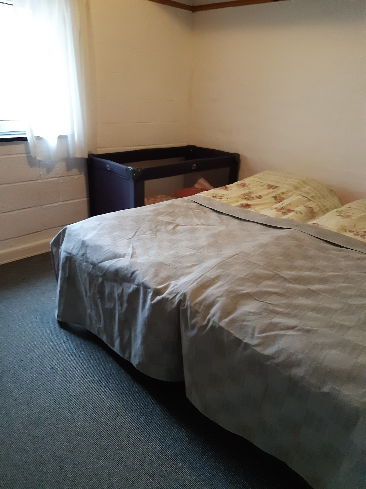 Chambre - lit bébé, parc et chaise haute disponibles.