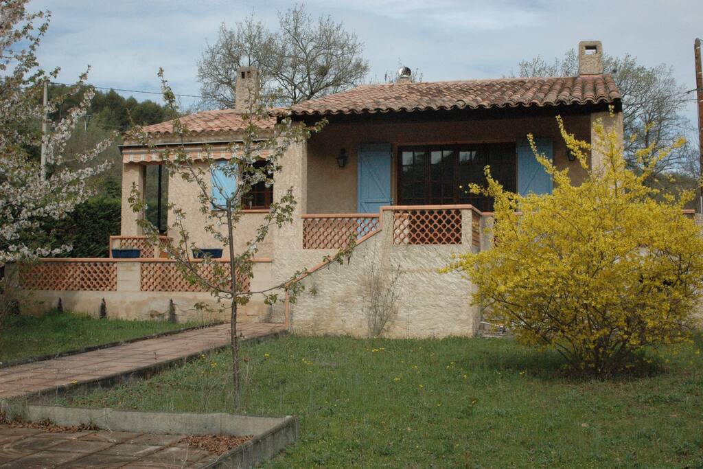 La villa vue de la piscine
