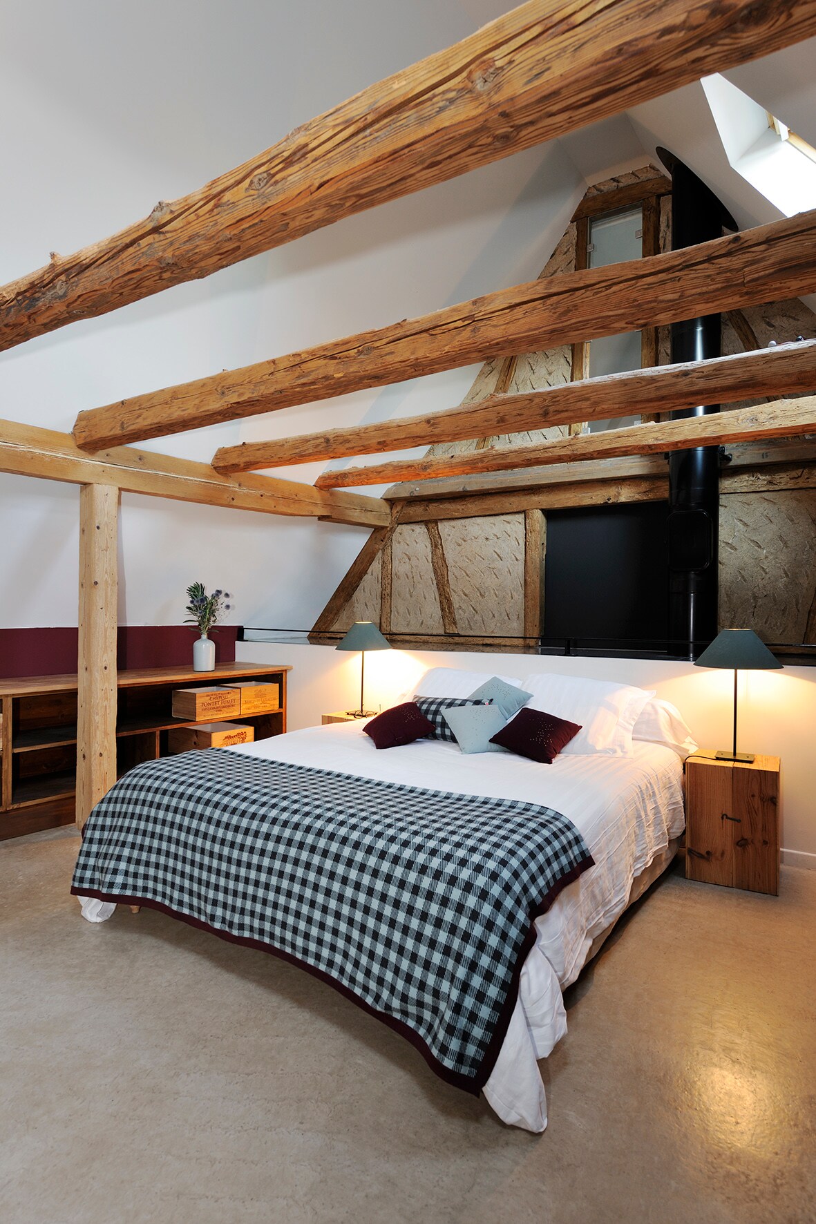 Habitación para 2 personas: 1 cama doble (160X200). 
2 ventanas de techo al lado del patio.