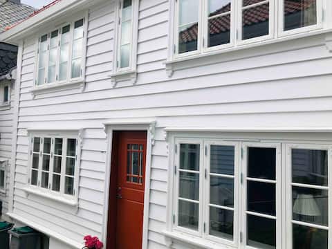 A wowwonderful Bergen-house from 1810. Many rooms!