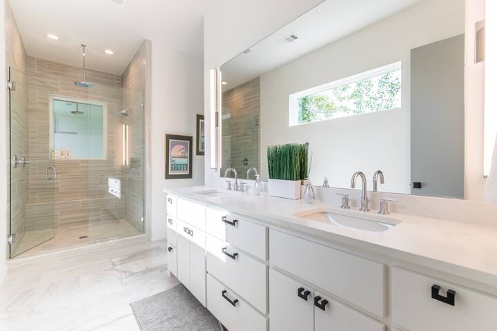 ☞Sleeps 16👈🏻Smart TVs in all Rooms | Keyless Entry gallery image 3