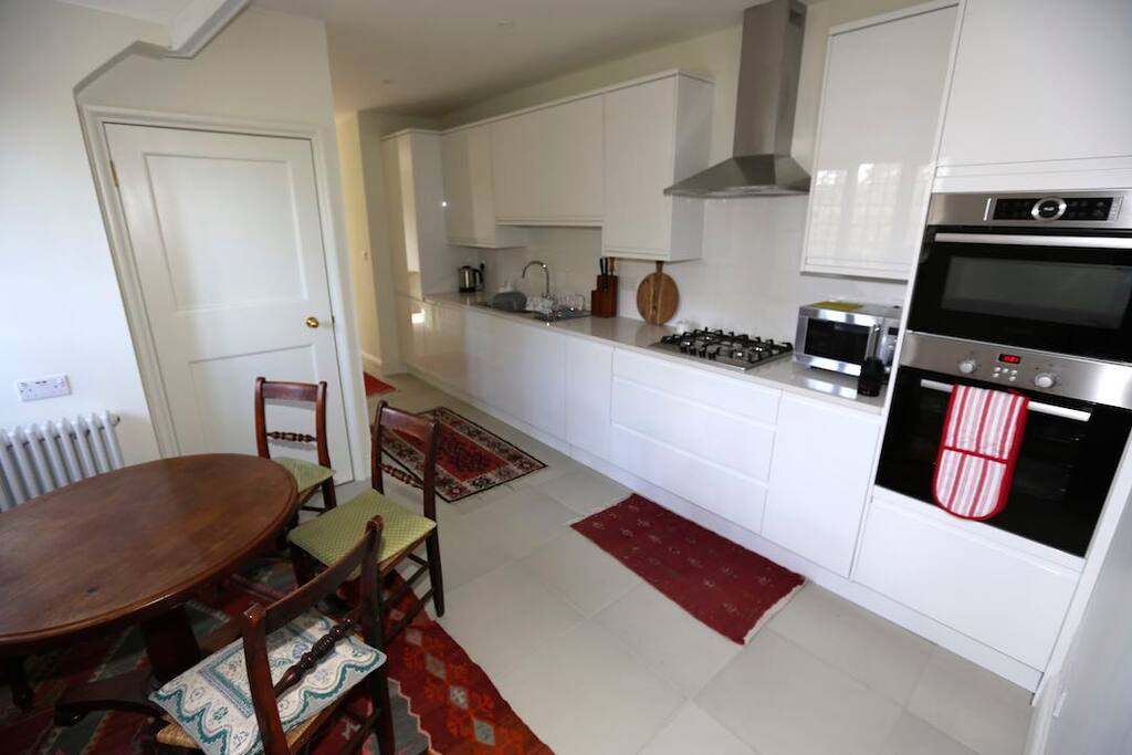 Kitchen and breakfast area