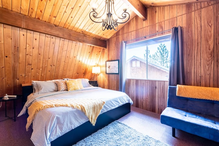 חדר שינה מס '1 ~ מזרן ספוג זיכרון קינג סייז הופך את המיטה הזו לנעימה במיוחד. יש גם מיטה נפתחת (שני מזרנים נפרדים) בחדר הזה.