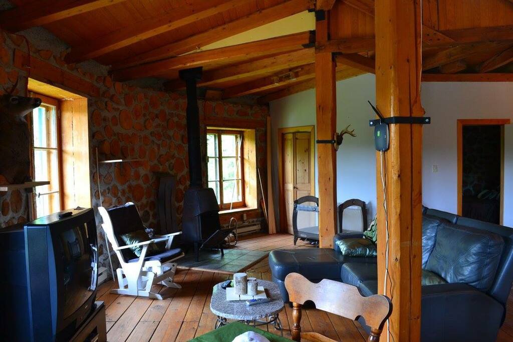 Salon avec vue sur le Mont St-Joseph