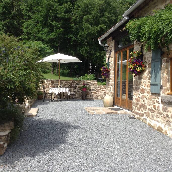 Safe secure garden area for your friendly dog- please note that dogs, cats and chickens live on this property.