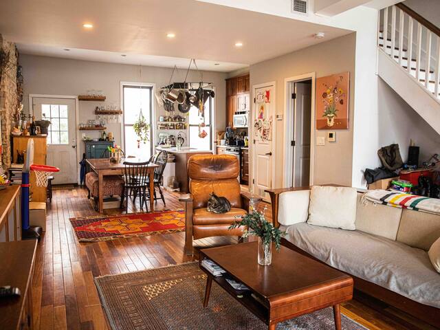 Rare find: 3-story, 3-bedroom house with backyard gallery image 3