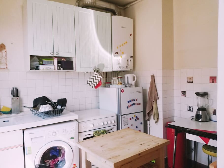 Cuisine séparée et toute équipée (avec une machine à laver)