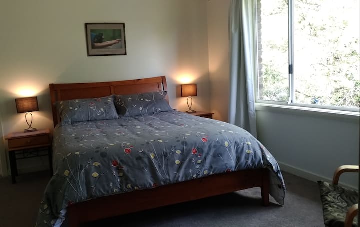 Dormitorio grande con cama de dos plazas