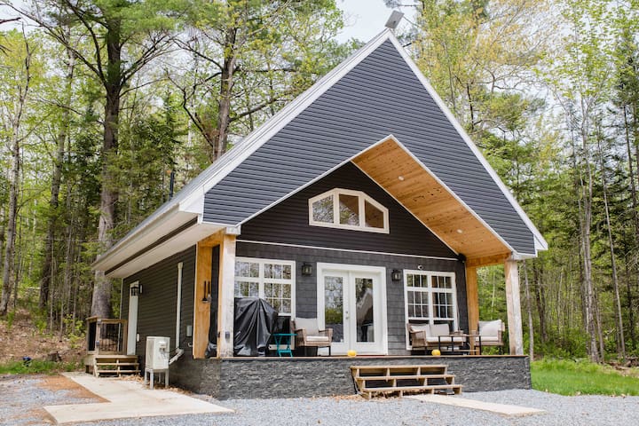 Cozy Cottage (w/ bunkhouse! Up to 6 guests!)