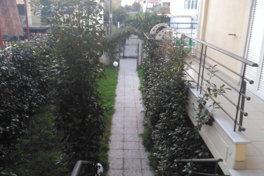 Μπροστινη βεραντα - κηπος!