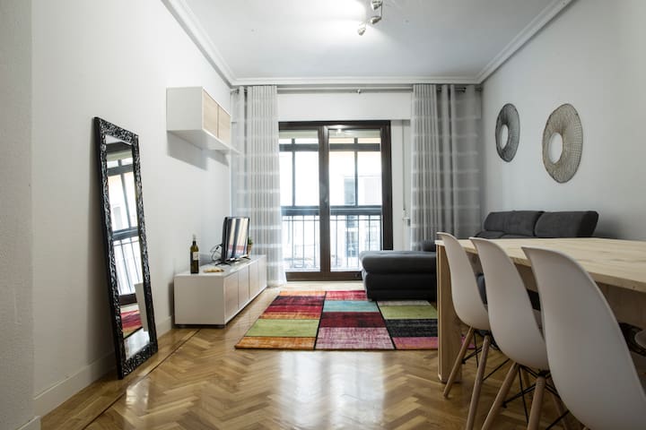 Madrid City Center w/Garage: Big & Comfy, 2 baths