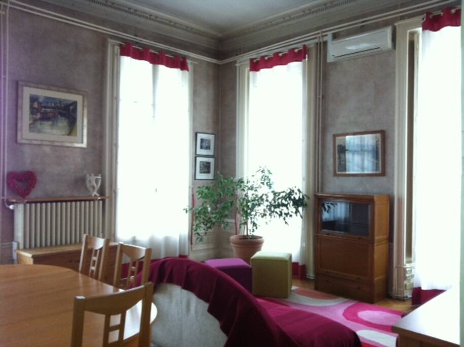 la chambre salon coté fenêtre quai