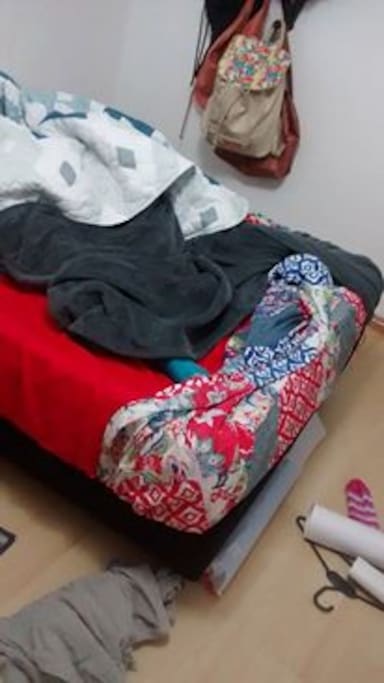 Comoda cama doble con tendidos nuevos