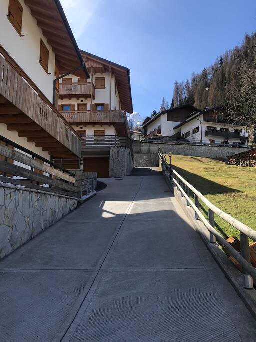 Rampa riscaldata per salire con l'auto al garage privato