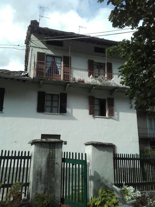 L'alloggio al secondo piano con il balcone privato