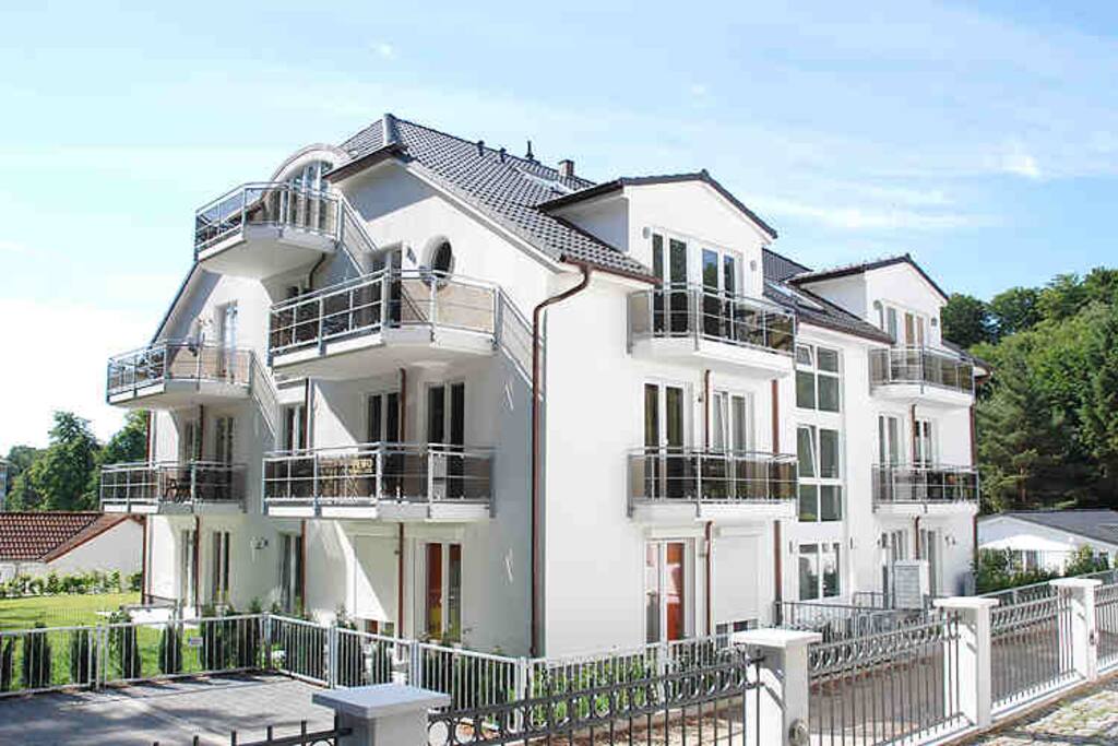 Die Hausansicht der Residenz Falkenberg im Ostseebas Sellin auf Rügen