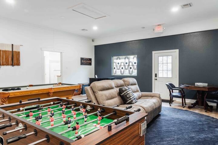 Austin Villa w Pool + Spa + Gameroom+Highland Cows gallery image 3