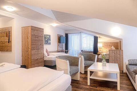 Höhenhotel Restaurant Kalikutt, (Oppenau), four-bed room with toilet and shower, balcony
