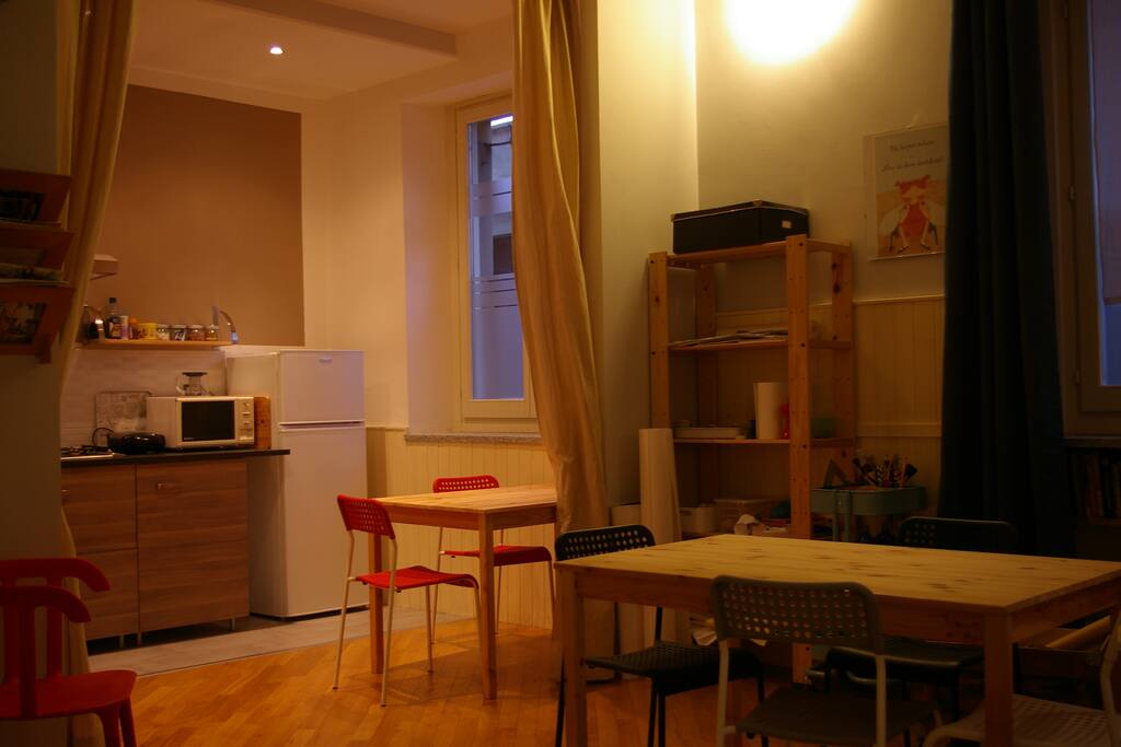 Vista sulla cucina dalla zona giorno.