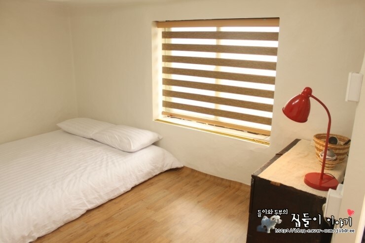 Den är förberedd med rena och torra hotelllakan och sängkläder. 