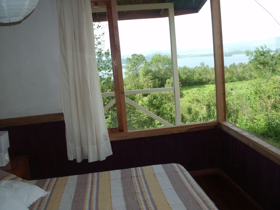 dormitorio con vista al lago y al volcan