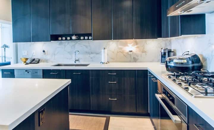 Stunning Penthouse With 800s/f Wrap Around Deck! - 北溫哥華市