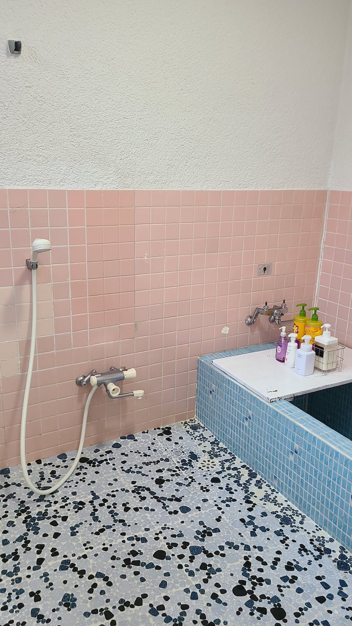 シャワールーム
（湯船にお湯はためられません）
シャンプー・コンディショナー・ボディソープ・メイク落とし・洗顔フォームはあります