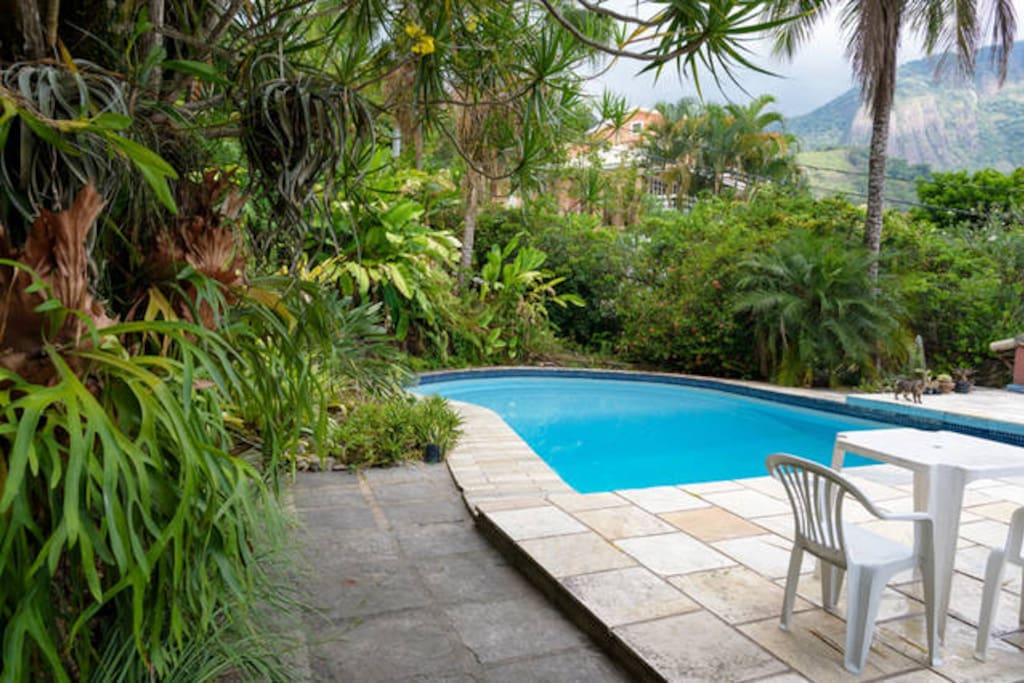 vista da piscina pela entrada