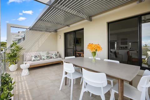 Successful Airbnb property: Crystal Shores3, Large 1BR, Sea View, Dog Friendly in Sunshine Beach