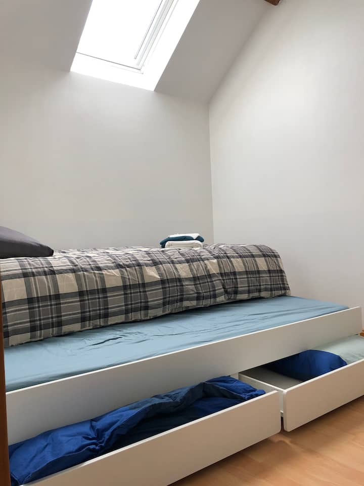 Спалня2:две единични легла. Вторият се плъзга под първата. Възглавницата и олекотената завивка на второто легло са в чекмеджетата.

Има Velux със затъмнение.