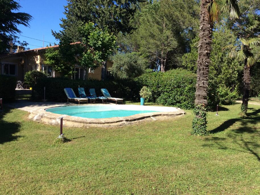 Piscine et vue de la maison