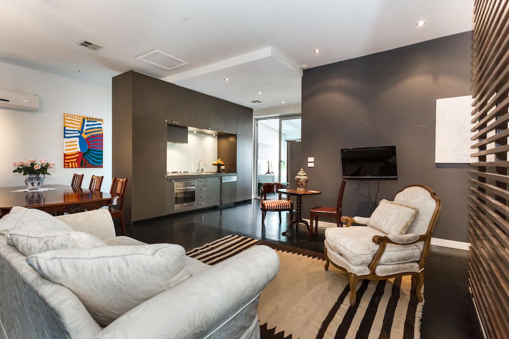 WiFi, TV's full kitchen, comfortable space for 1 to 6 persons. Three bedrooms. Quiet, secure, first floor tree & city views.