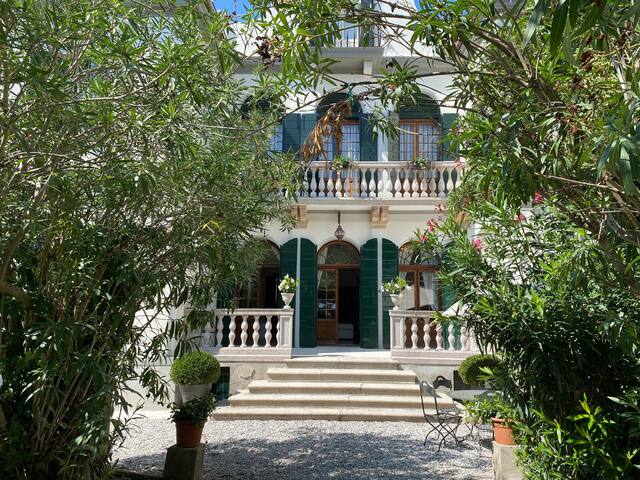 VILLA LIBERTY WITH GARDEN, SEAFRONT