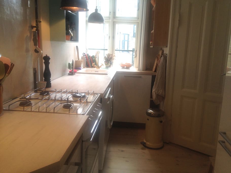 Køkken med køleskab, fryser, opvaskemaskine, vaskemaskine, tørreloft