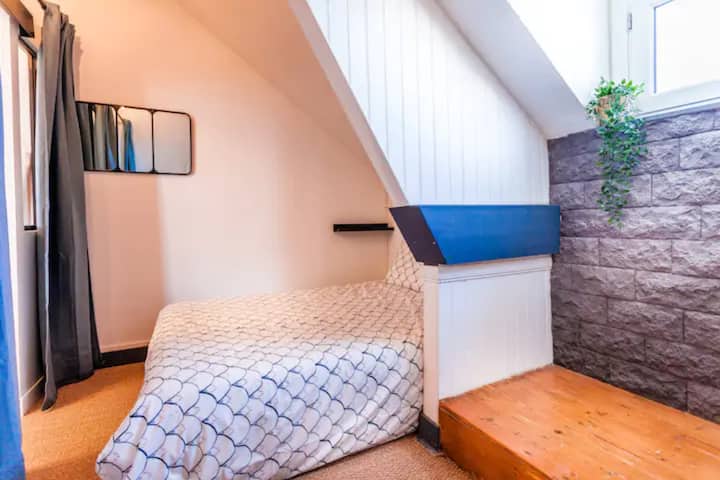 第二间卧室配有双人床和海景 