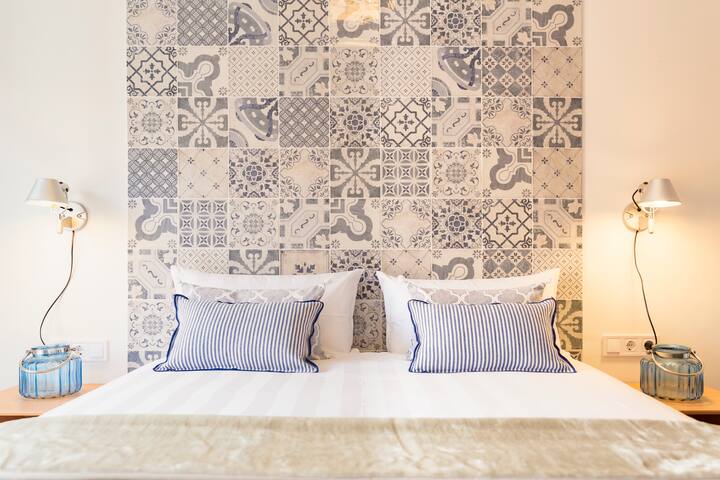 *全新弹簧床垫，配有厚床罩，使用埃及棉质床单制成*带厚床罩的新弹簧床垫，采用埃及棉质床上用品制成* Nuevas camas de muelles con topper grueso, hechas con ropa de cama de algodón egipcio