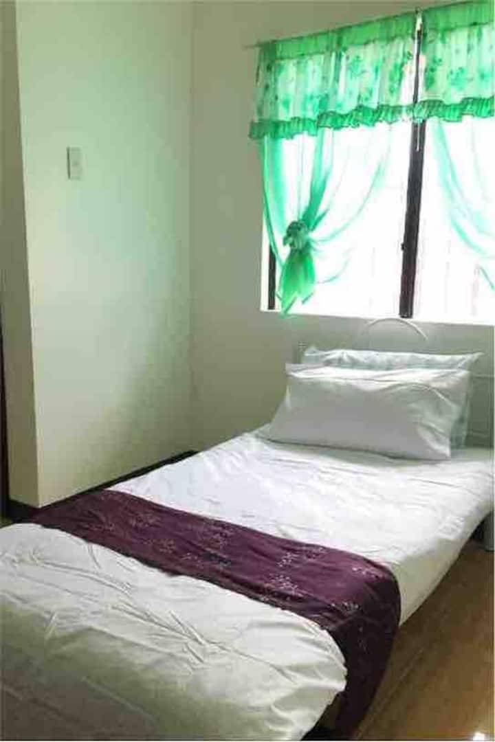 ห้องนอนที่ 2 เตียงเดี่ยวพร้อมพัดลมไฟฟ้า